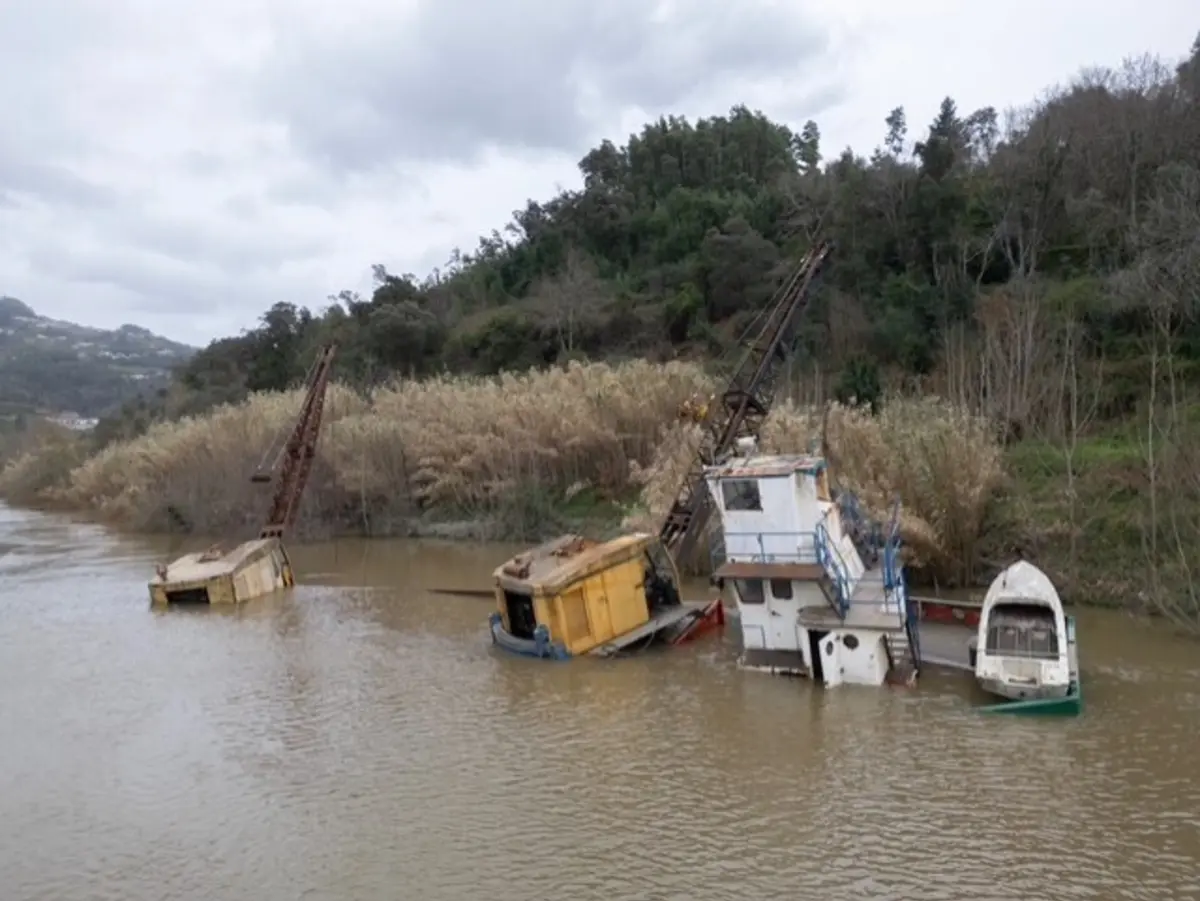 Batelão abandonado há nove anos na margem do rio Douro