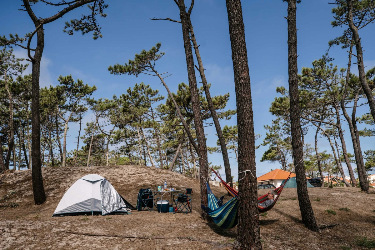 Com o preço da habitação em níveis elevados, há famílias para quem a única alternativa é viver sob um teto de lona