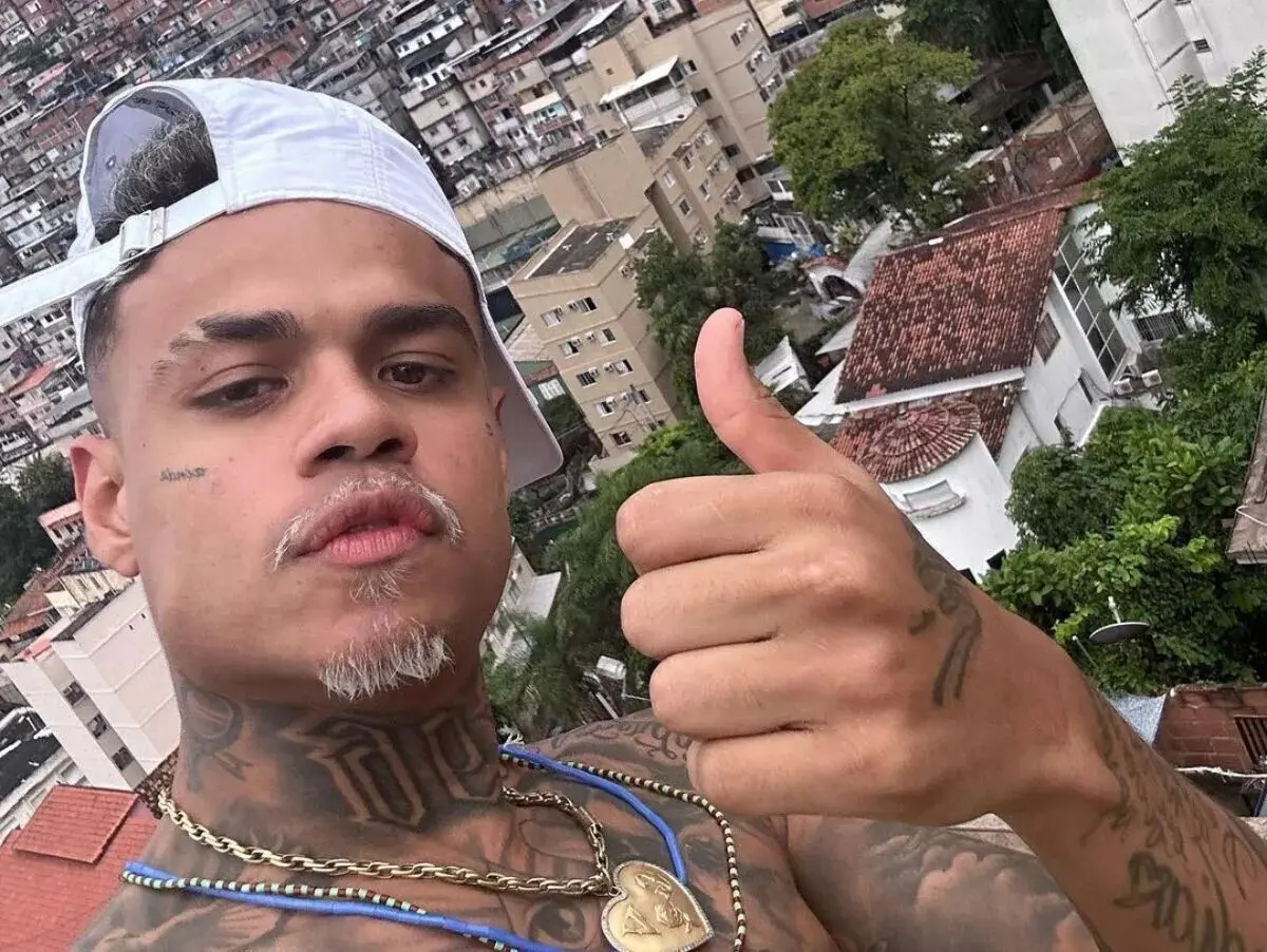 MC Cabelinho, também conhecido como "Little Hair", de 28 anos, é uma estrela do funk e do trap do Rio de Janeiro