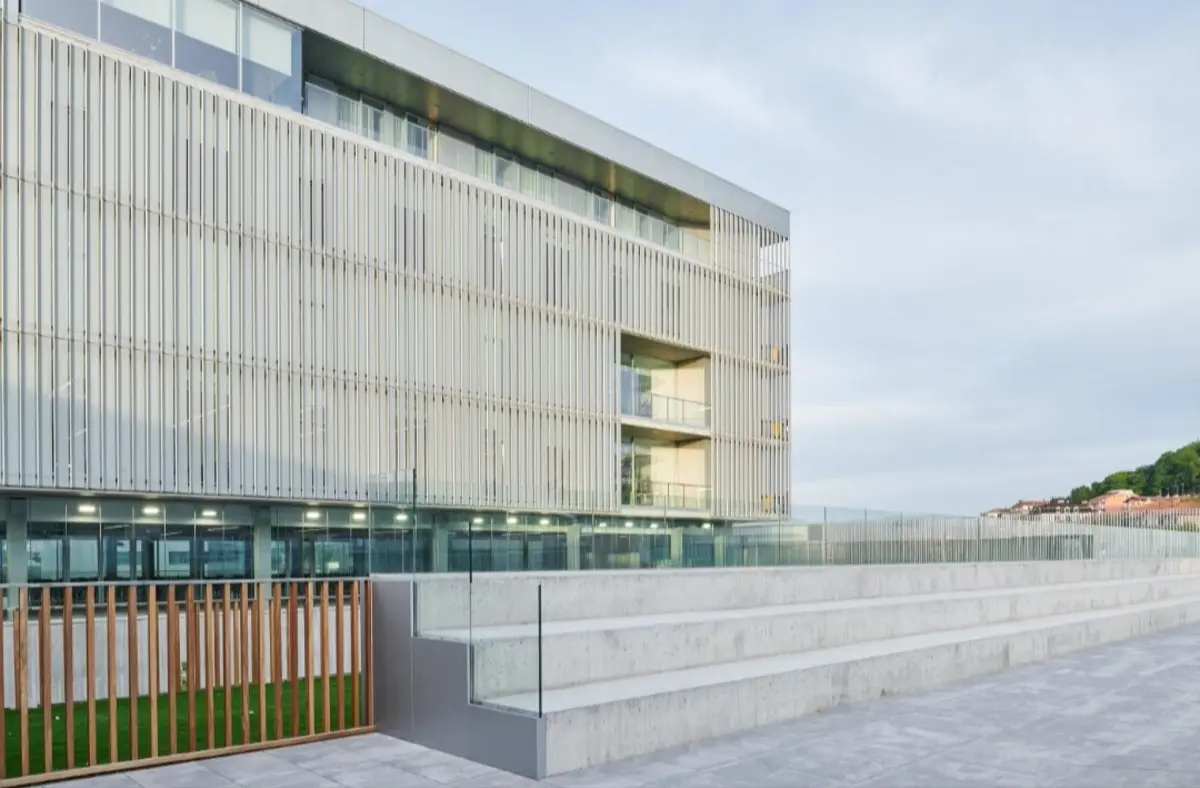 Escola de San Sebástian descobriu grupo com mais de mil alunos, onde se partilhava conteúdo de cariz sexual