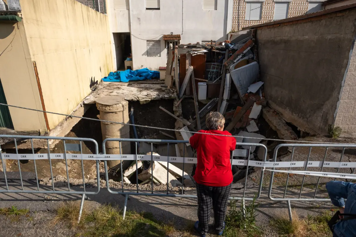 Cratera engoliu garagem a 24 de janeiro deste ano