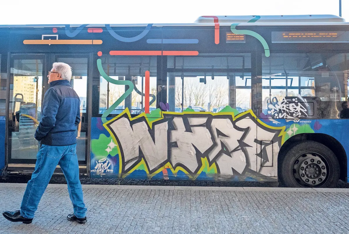 Pintar um autocarro de novo custa entre “quatro e cinco mil euros”, contabiliza fonte ligada a uma operadora da Unir