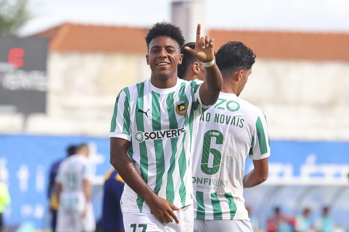 Fábio Ronaldo celebra o primeiro dos vilacondenses