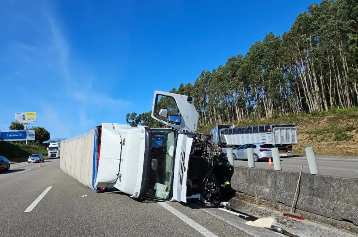 O veículo pesado terá batido no separador central e tombado