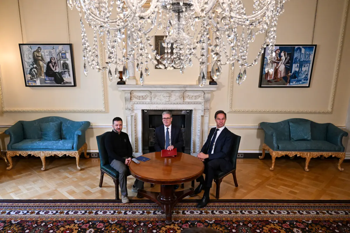 As duas telas figuraram em fotografias dos encontros de Starmer com Volodymyr Zelensky e Mark Rutte