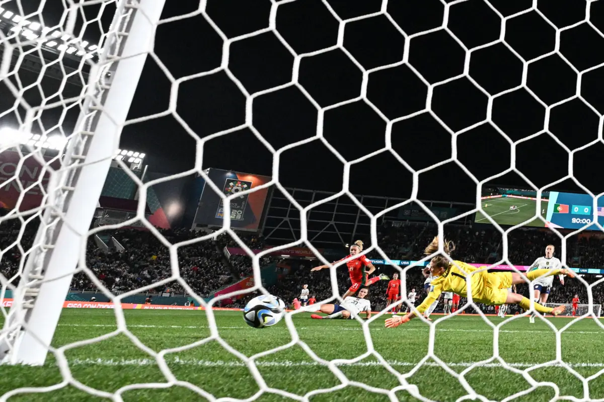 Remate de Ana Capeta devolvido pelo poste no tempo de compensação do jogo entre Portugal e Estados Unidos