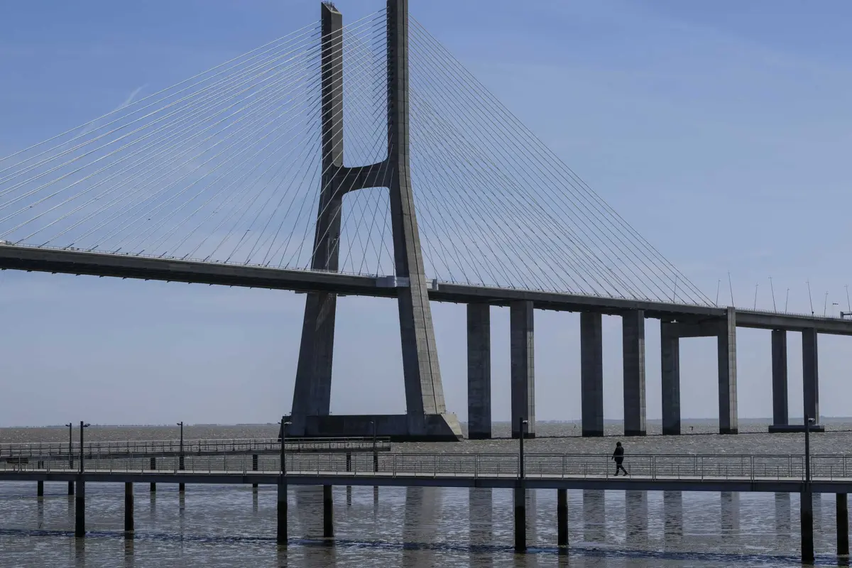 Imagem de contexto do artigo Detetadas 273 infrações por radar de velocidade num mês na Ponte Vasco da Gama