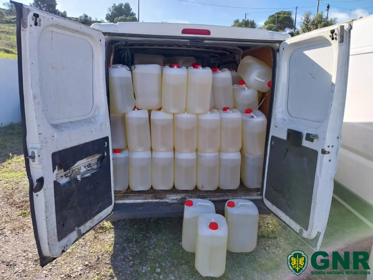 Na operação, a GNR apreendeu 401 jerricãs de gasolina