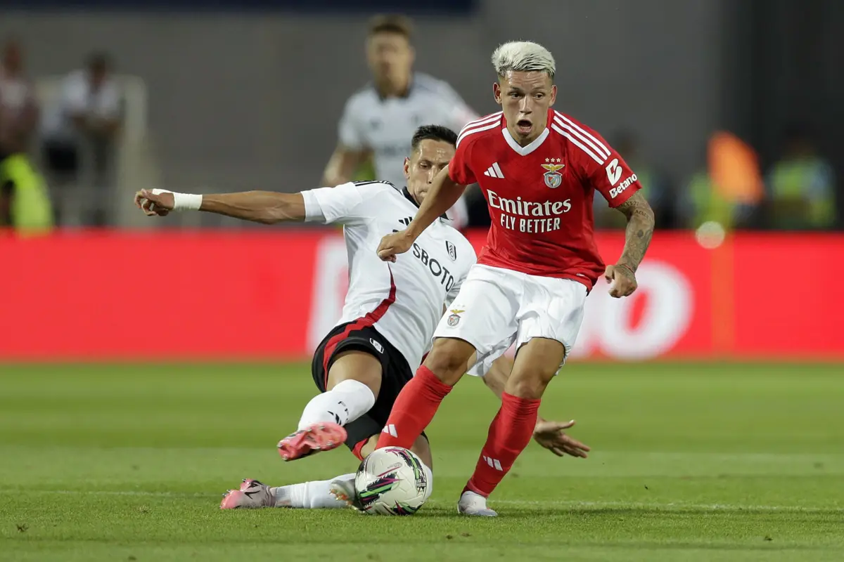 Prestianni acertou duas vezes nos ferros da baliza do Fulham em apenas um remate