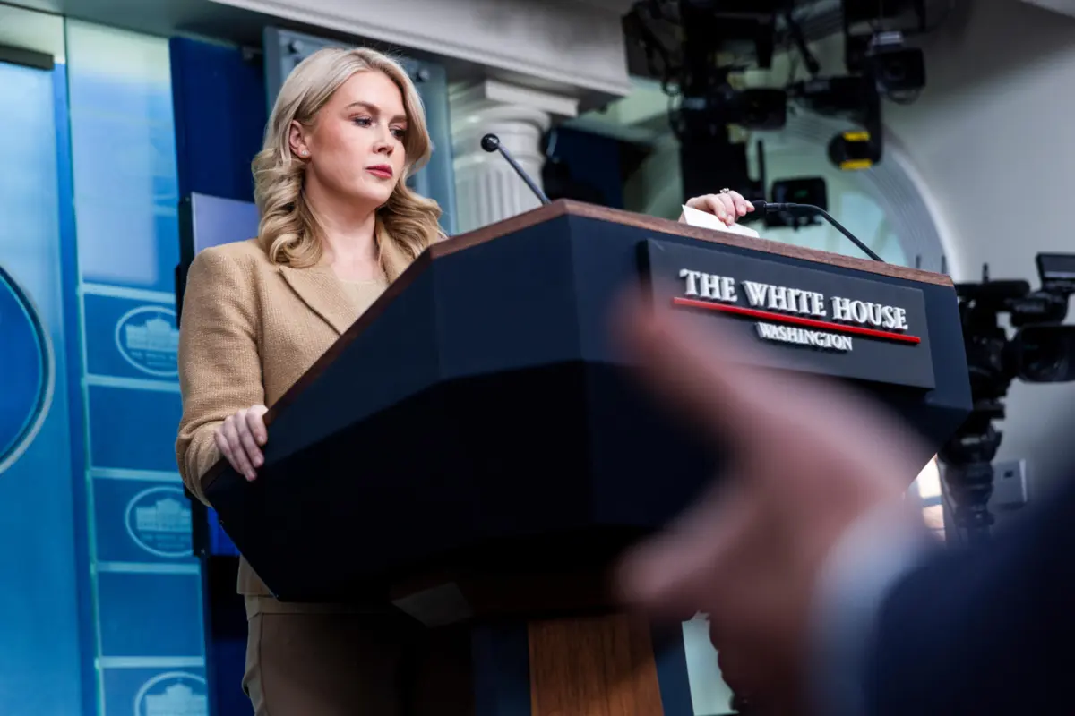 A secretária de imprensa da Casa Branca, Karoline Leavitt, reconheceu que um almirante ordenou, sob direção do Pentágono, um segundo ataque contra os sobreviventes de um barco atingido pelas Forças Armadas norte-americanas