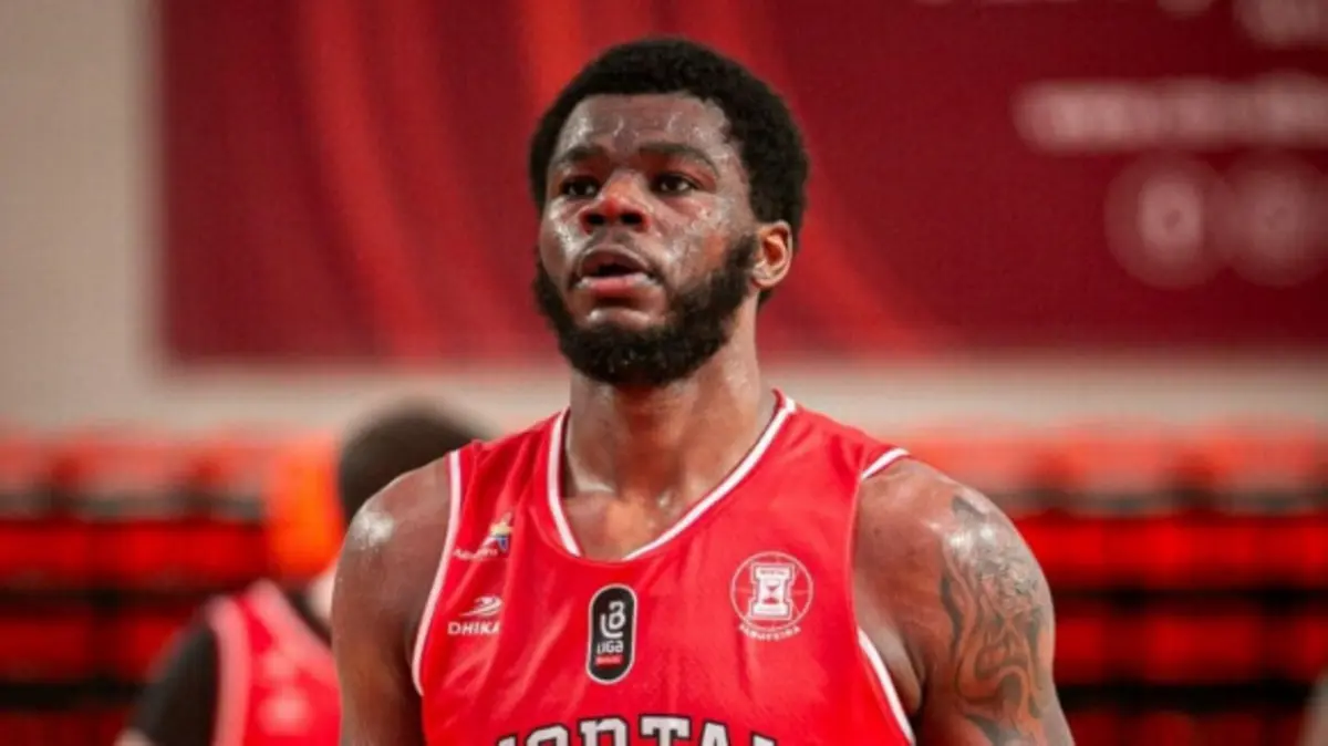 Norte-americano terminou a última época com médias de 16.6 pontos e 8.9 ressaltos