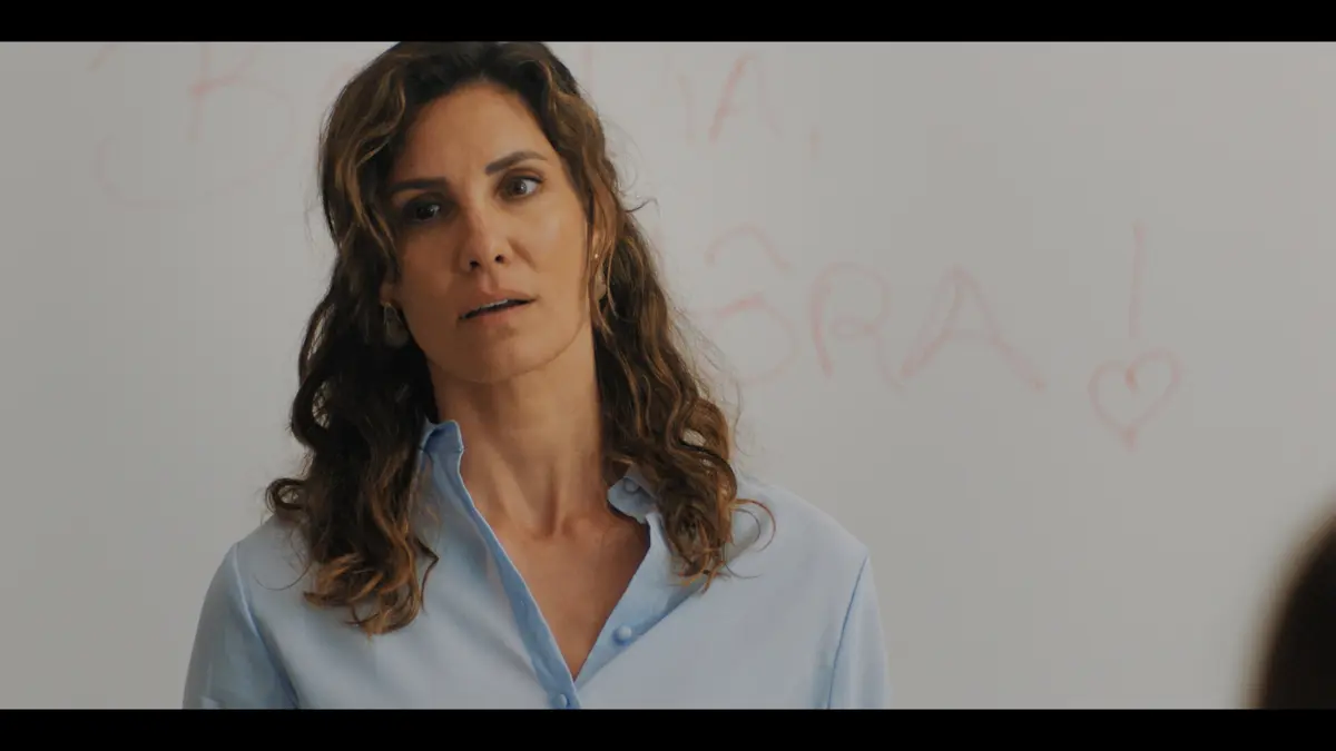 Atriz Daniela Ruah interpreta a professora Vitória na série "O Grito"