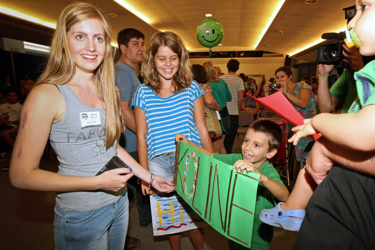 A associação explica que ainda precisa de 15 famílias voluntárias para os alunos que chegam em outubro