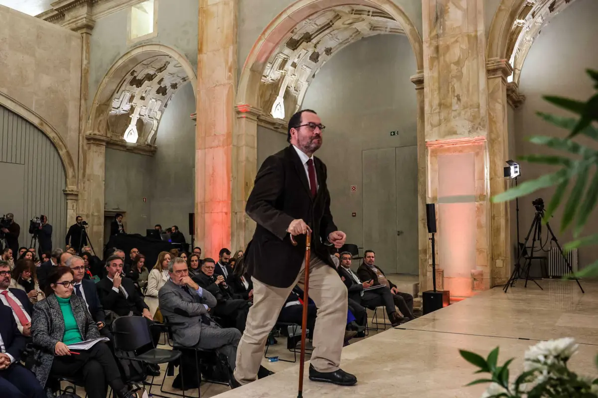 Ministro João Costa está disponível para alterar regime de avaliação