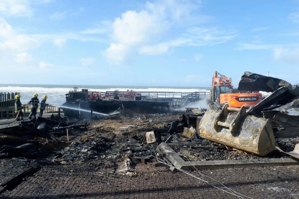 Durante a manhã, a autarquia deslocou para o local uma máquina retroescavadora para ajudar na limpeza do espaço