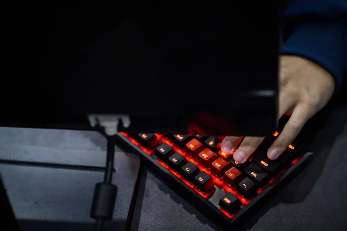 Arguido trocou mensagens de cariz sexual com o jovem e convenceu-o encontrar-se consigo