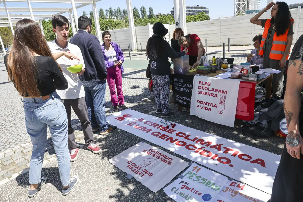 Manifesto da Climáximo à porta do tribunal