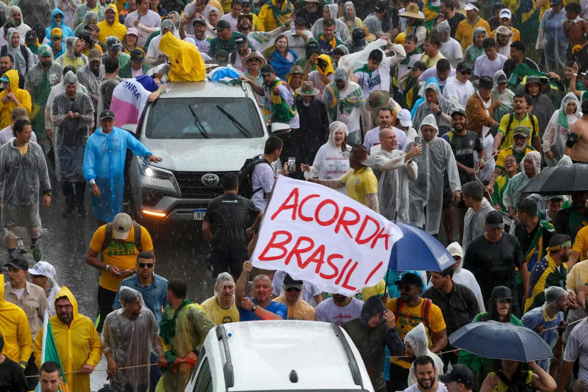 Manifestação em Brasília ocorreu durante tempestade chuva.