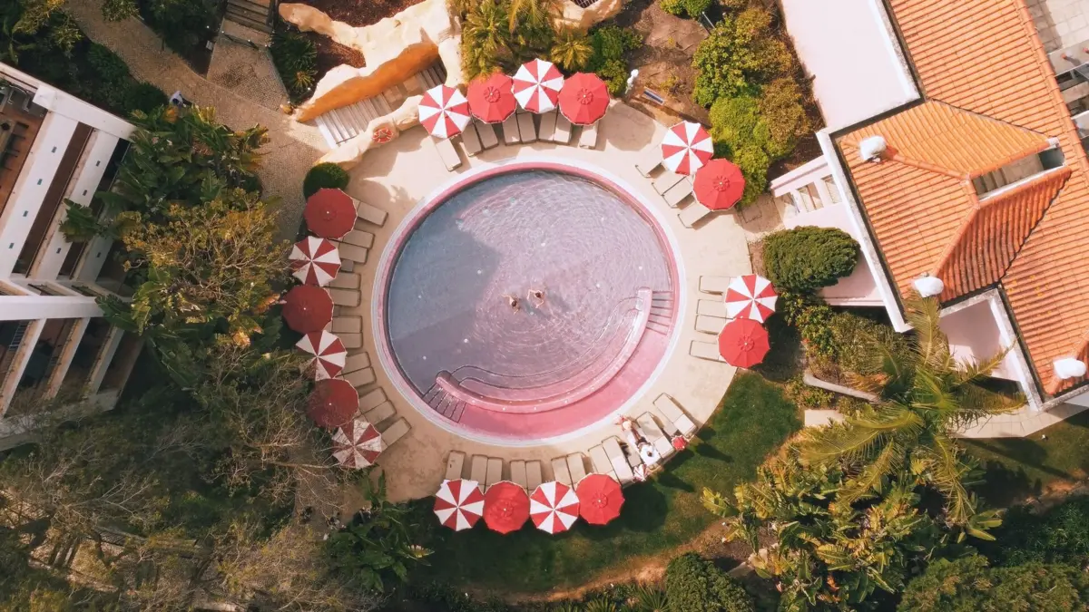 Esta piscina com cor de cereja, exclusiva para a adultos, é uma das novidades.