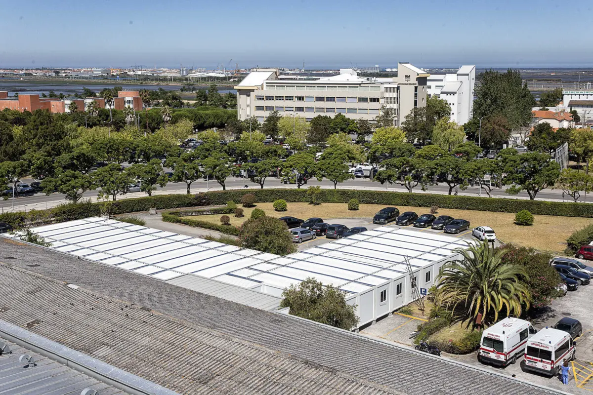 Contentores têm sido a solução para a falta de espaço no hospital