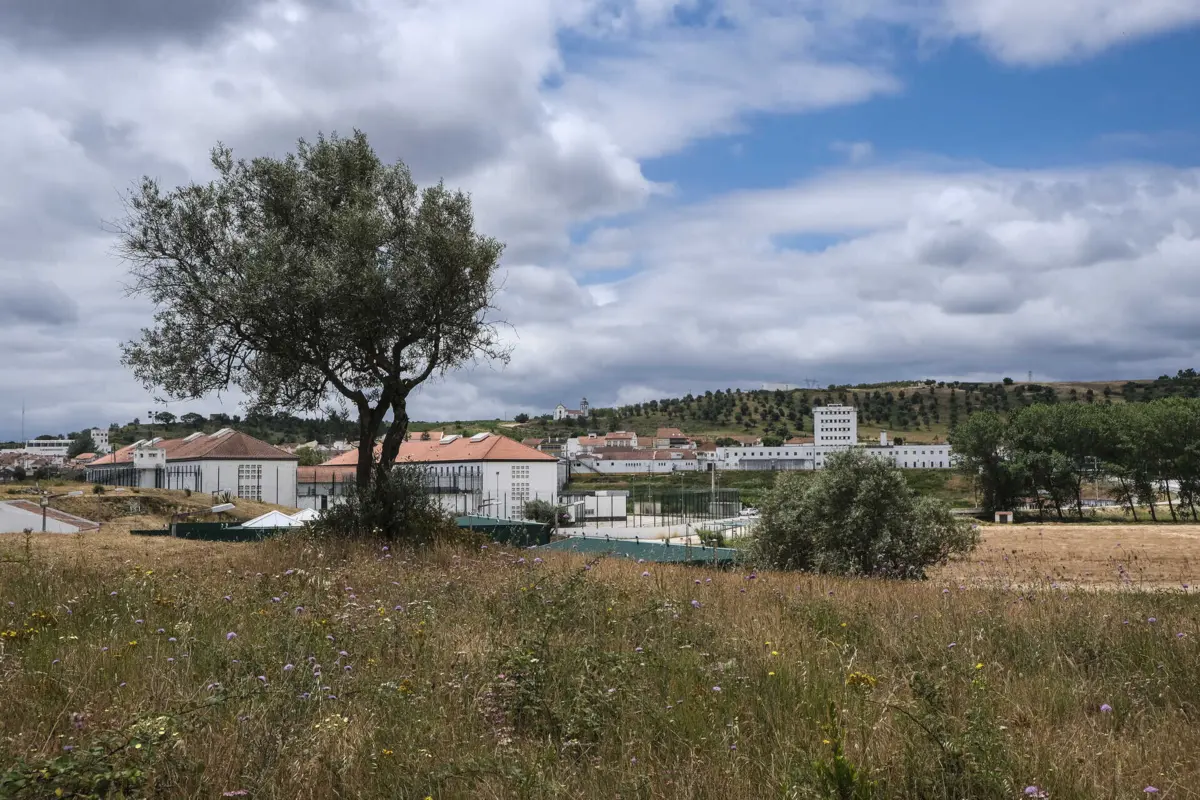 Reclusos fugiram da cadeia de Vale de Judeus há uma semana