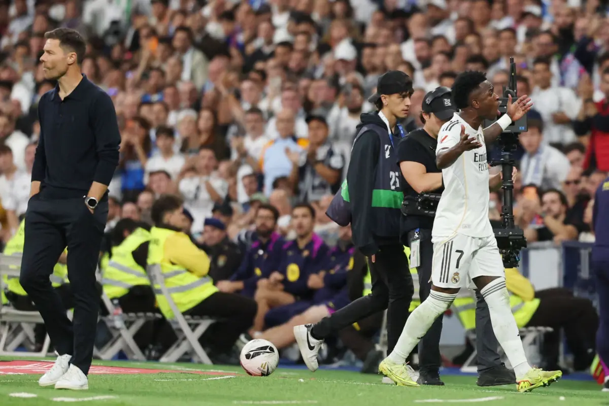 Vinícius descontente com a substituição decidida por Xabi Alonso