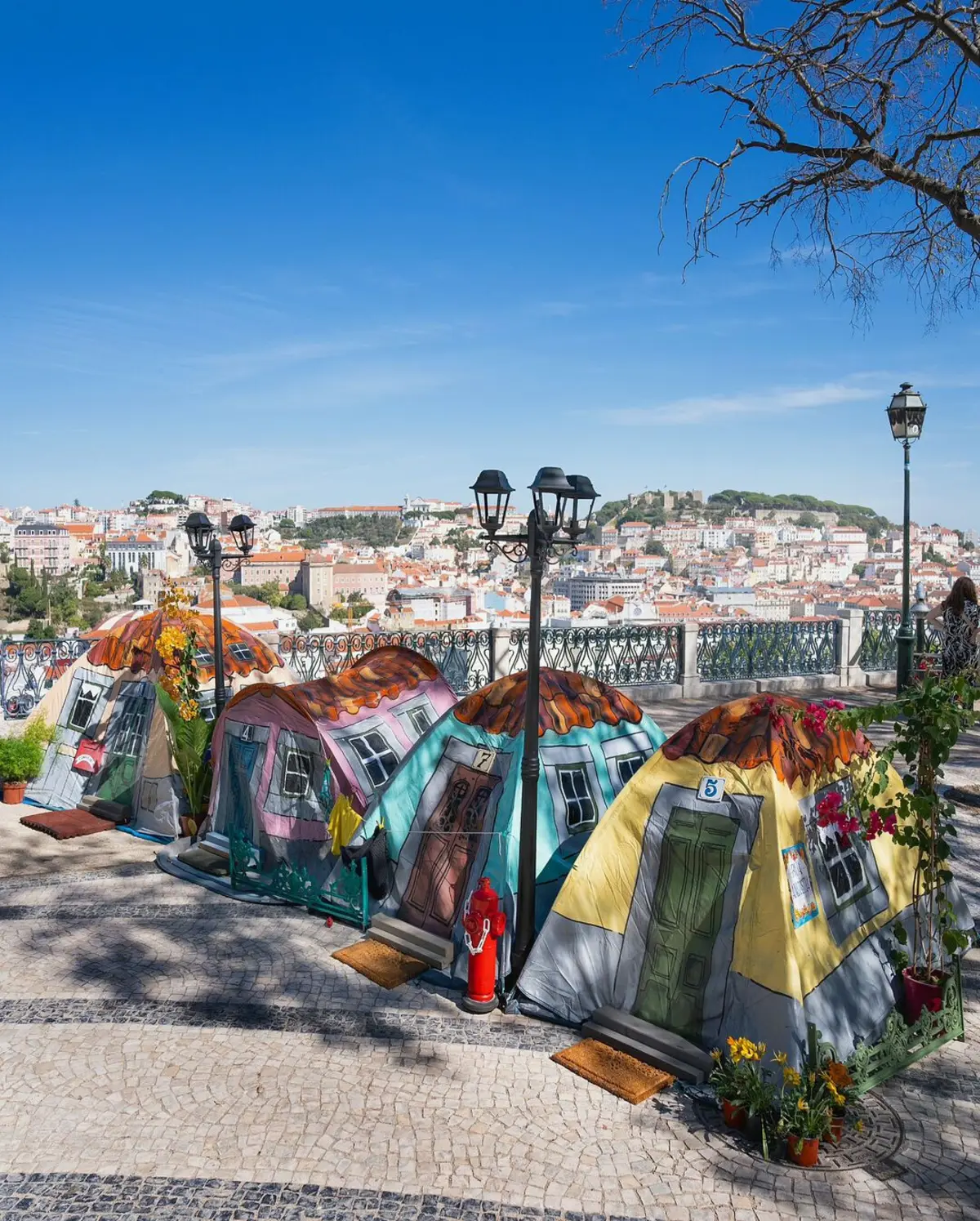 Artista montou tendas no Miradouro de São Pedro de Alcântara