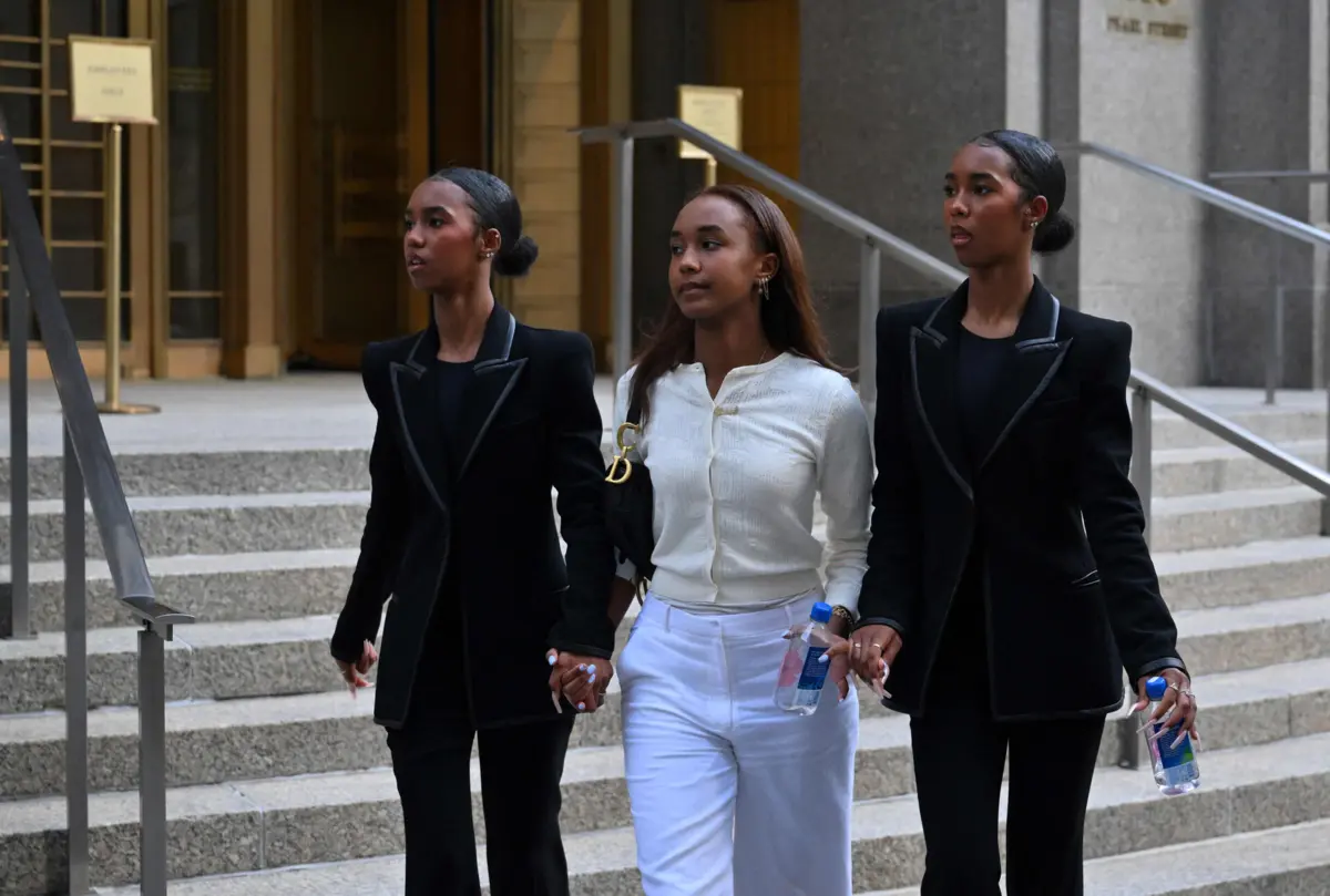 Jessie Combs, Chance Combs e D'Lila Star Combs a sair do tribunal onde o pai está a ser julgado