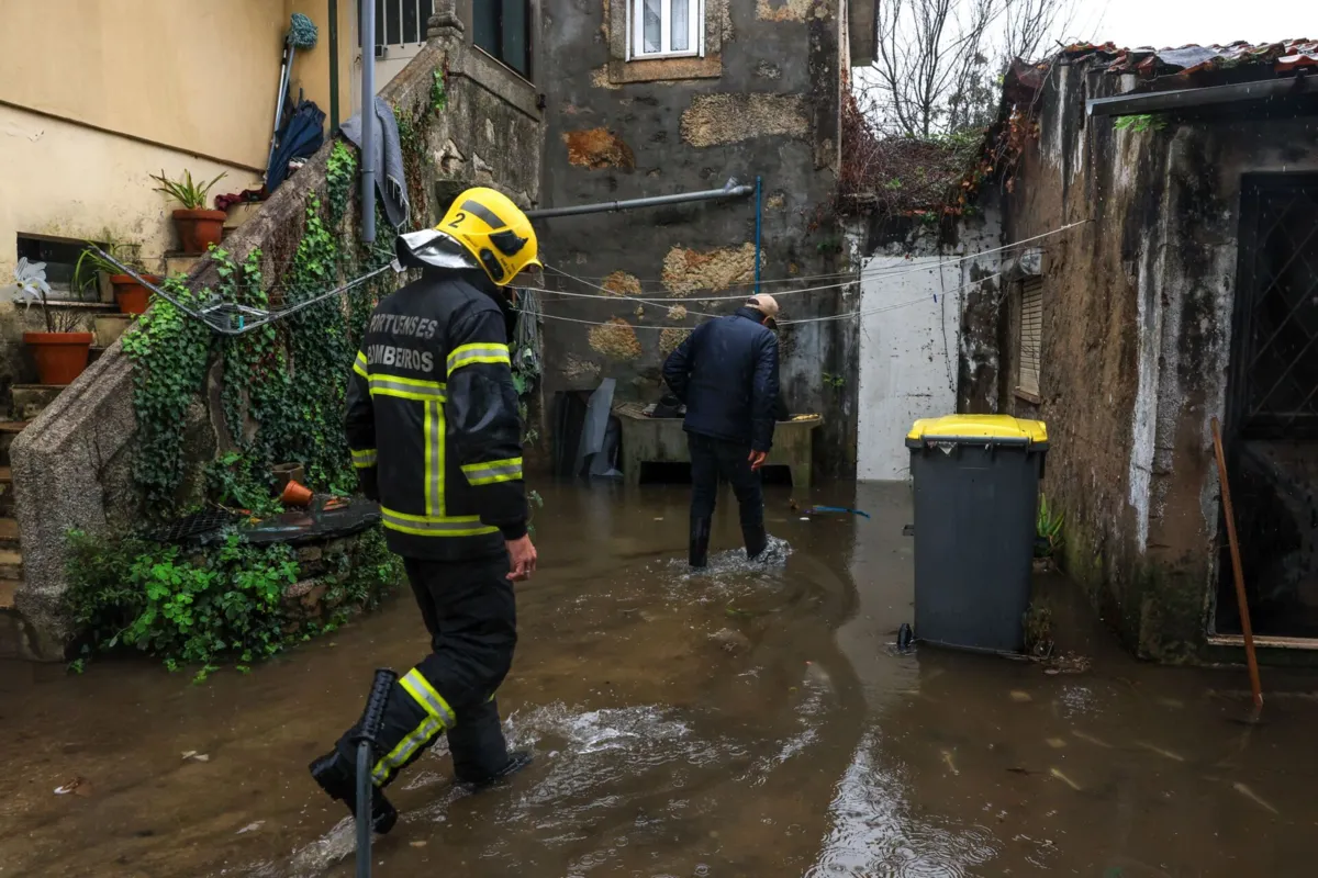 Bombeiros prestam assistência em habitações afetadas pelas chuvas