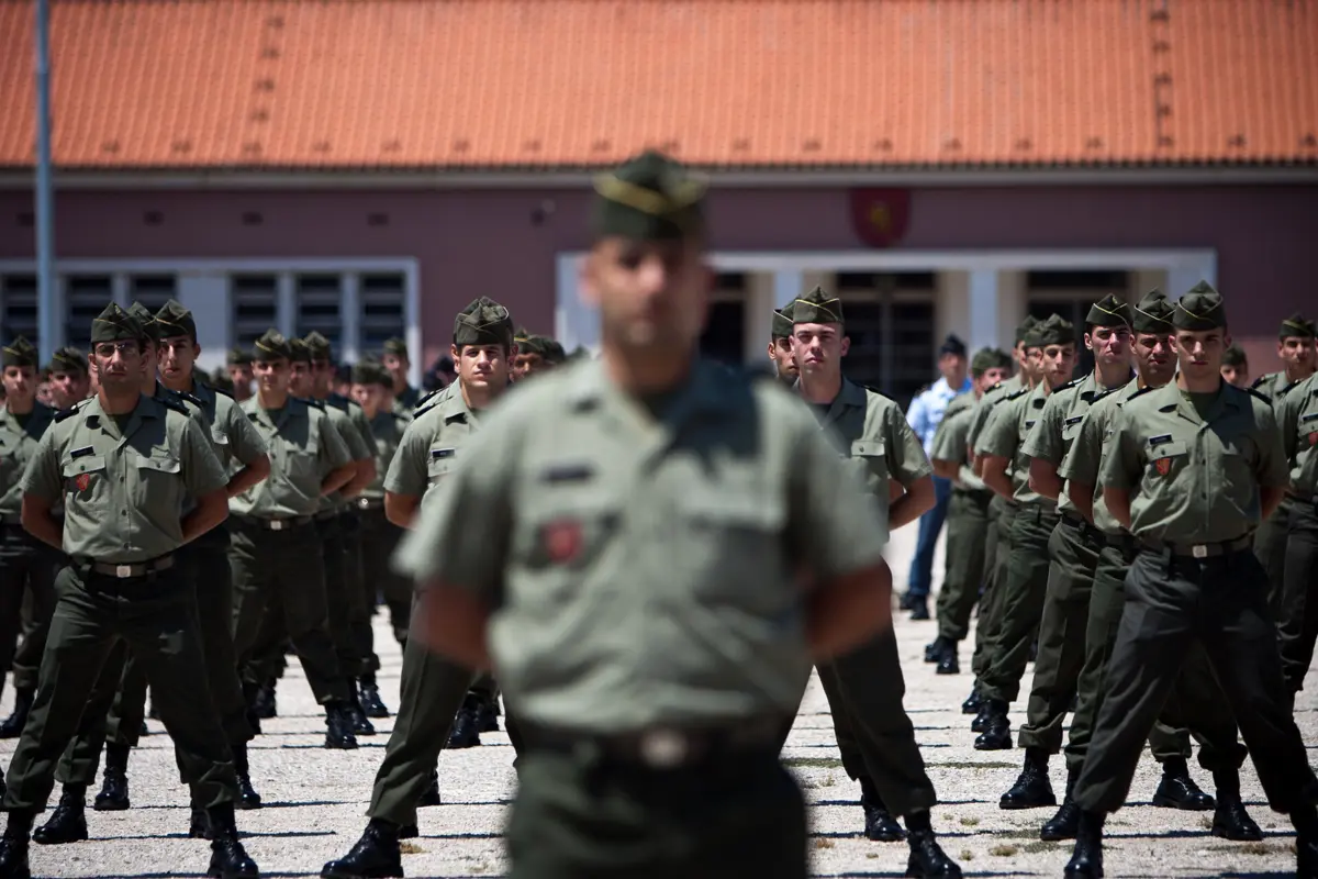 É só nas instituições que têm a capacidade de recorrer à força que os portugueses verdadeiramente confiam.