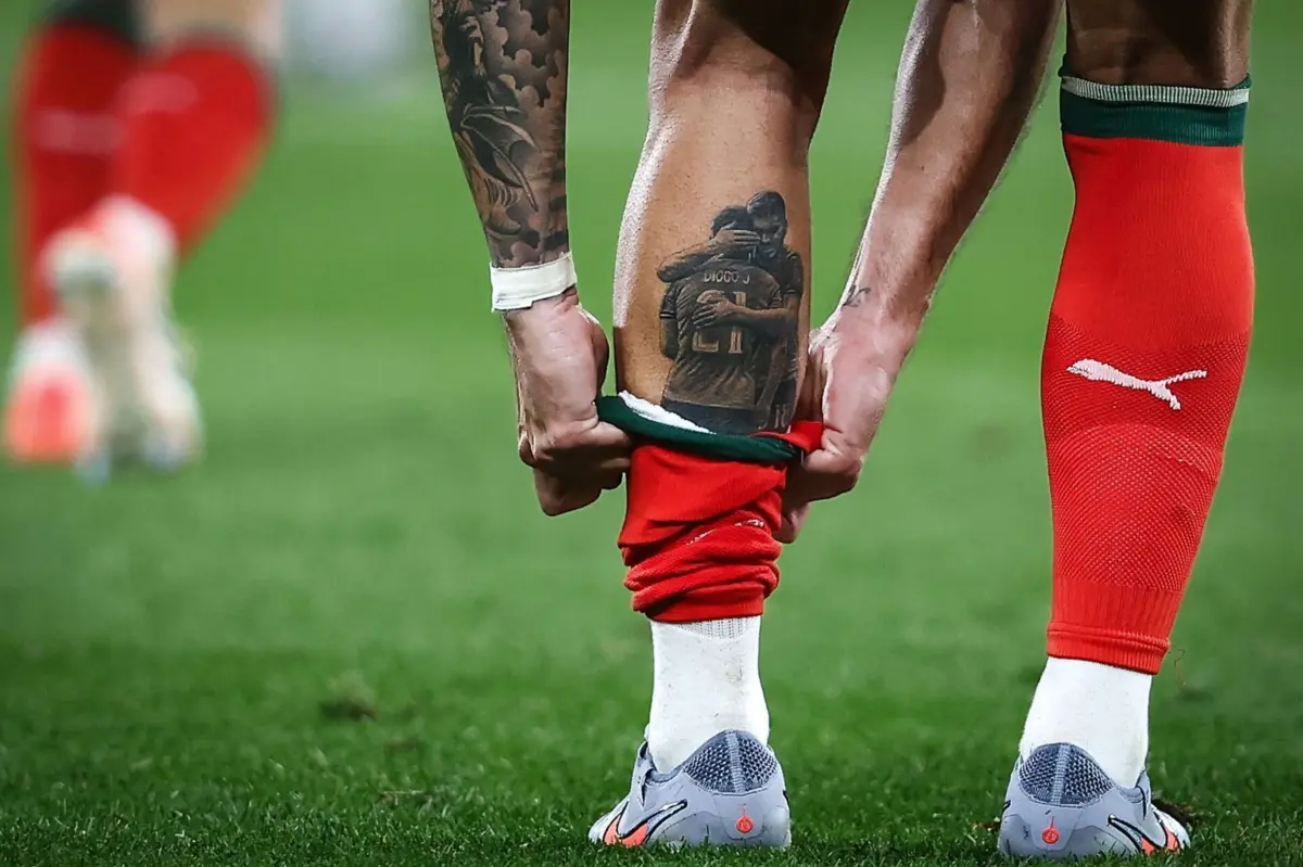 Rúben Neves dedicou o golo a Diogo Jota e mostrou a tatuagem onde os dois amigos surgem abraçados