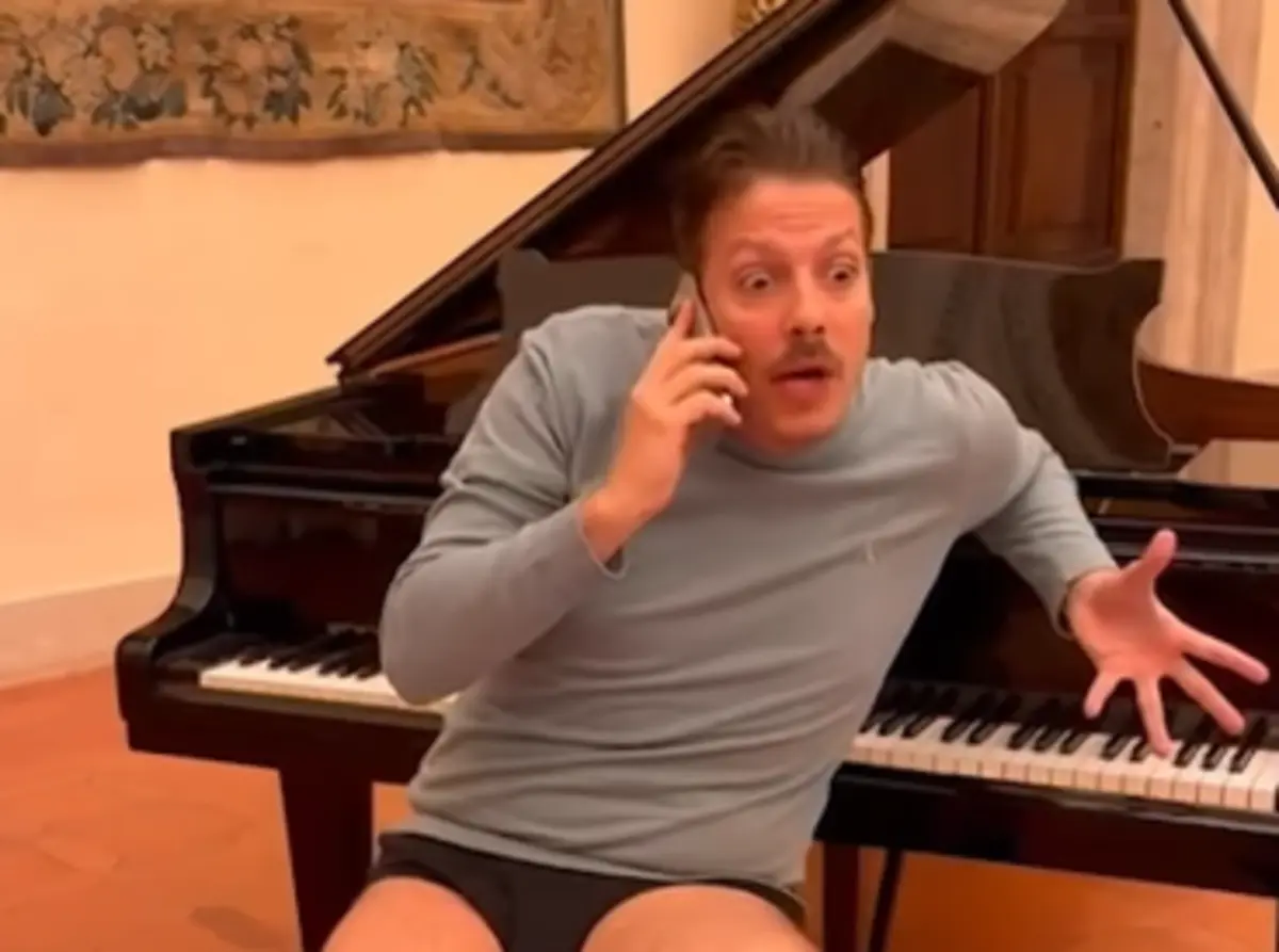 Humorista de "Porta dos Fundos" gravou vídeo na embaixada brasileira em Roma