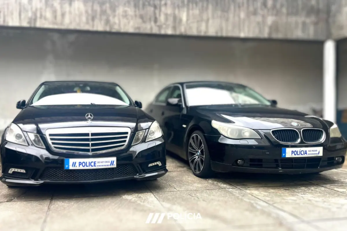 Dois dos automóveis usados nas burlas