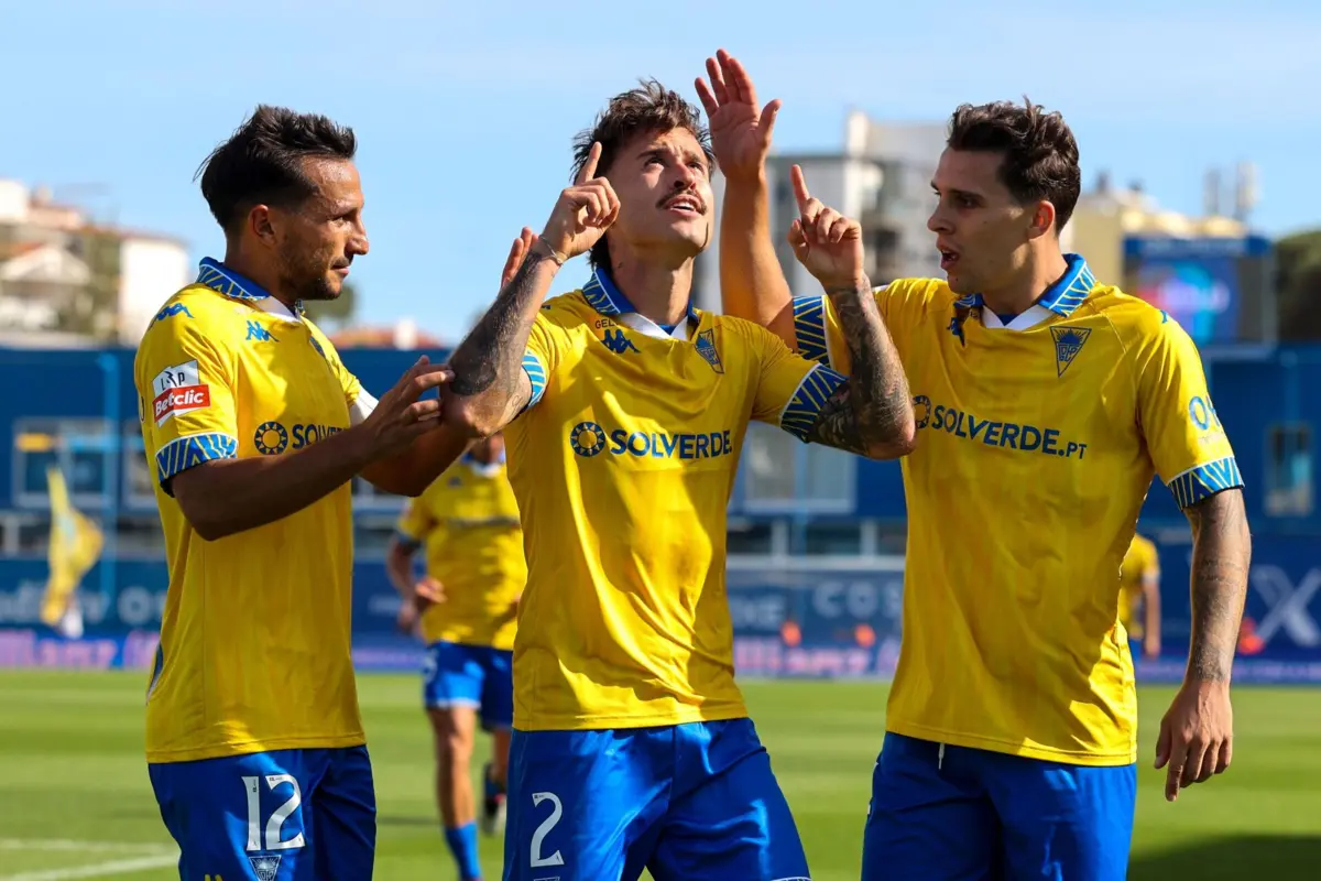 Canarinhos conquistam triunfo