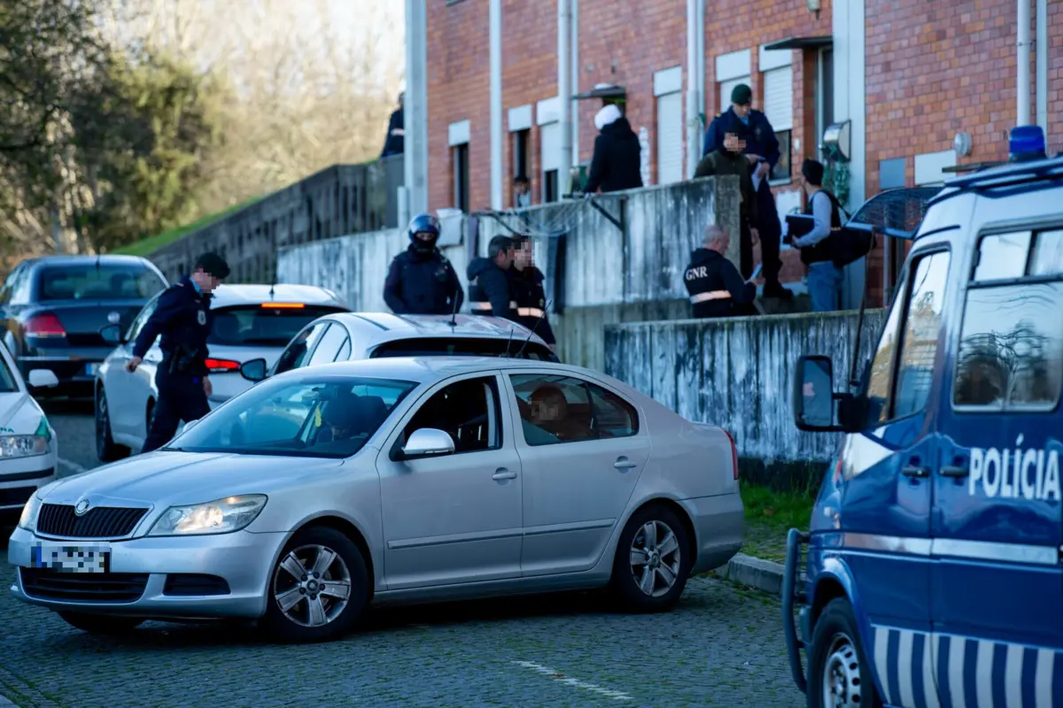 Onze pessoas foram detidas esta quinta-feira de manhã
