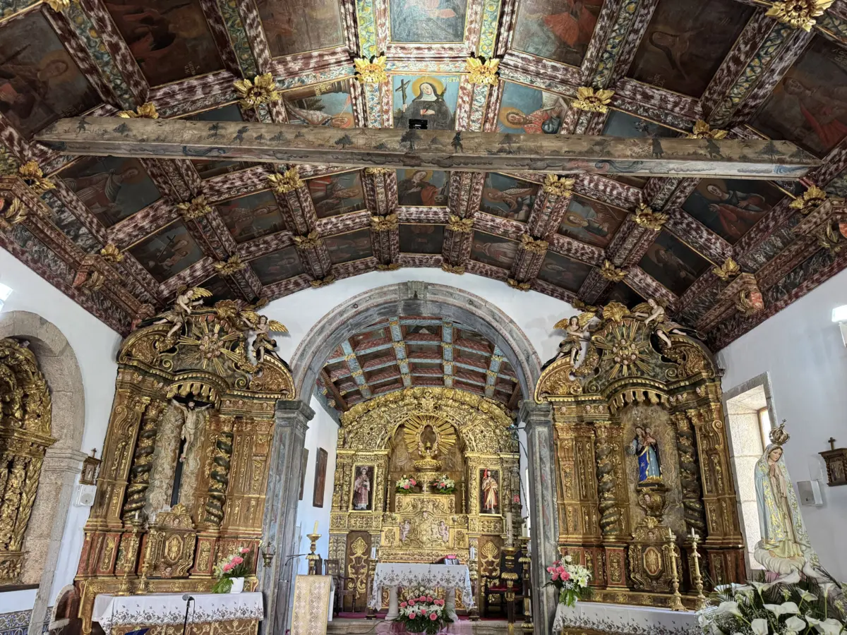 A Igreja Matriz tem o teto revestido de quadros e é rica em ouro
