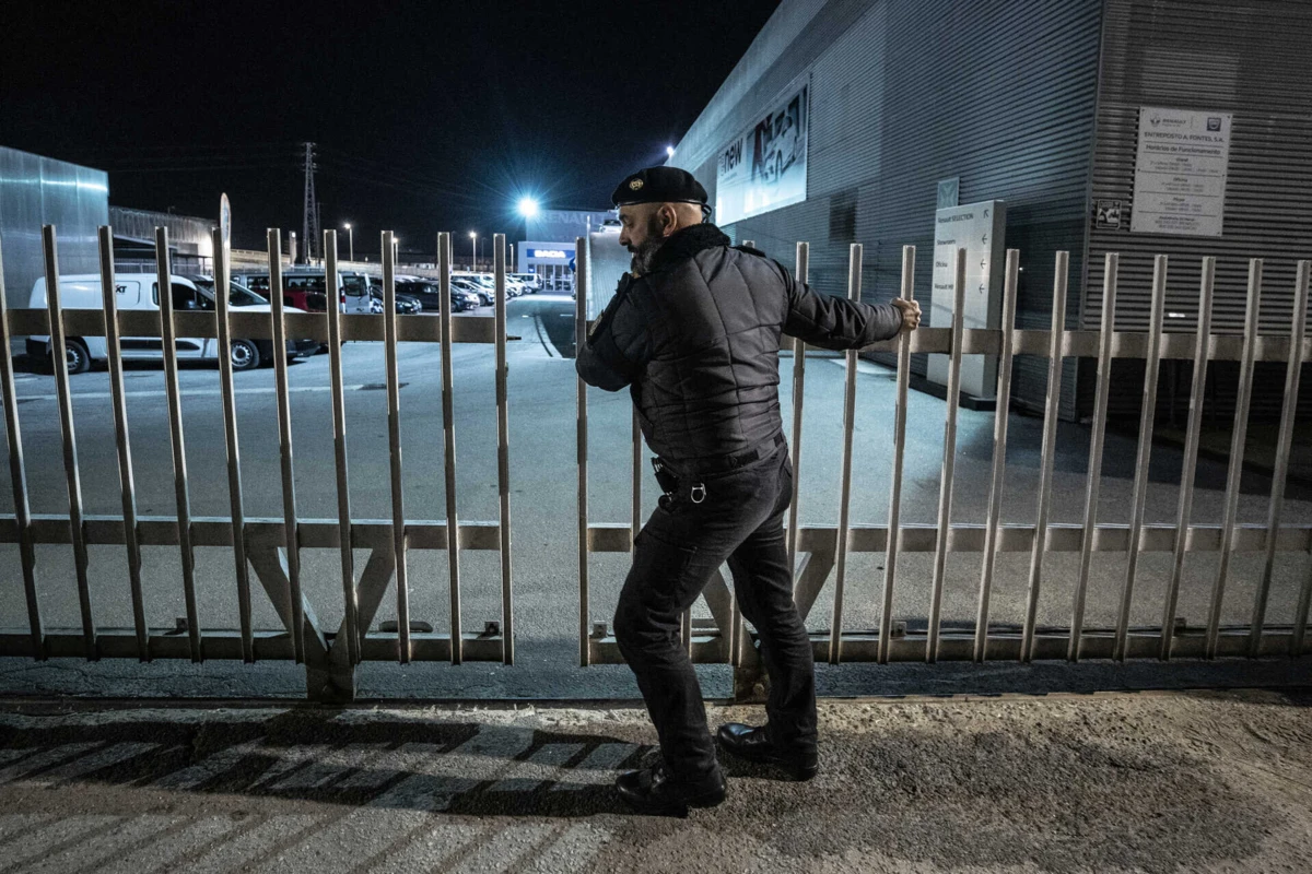 Verificar se os portões estão bem fechados, se há luzes ligadas, ou se há movimentos suspeitos fazem parte da rotina de João Rodrigues