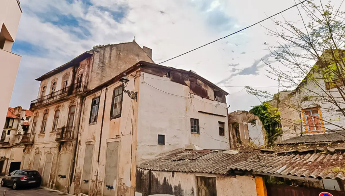 Dois imóveis comprados pela câmara na Baixa para criar um quarteirão de residências universitárias