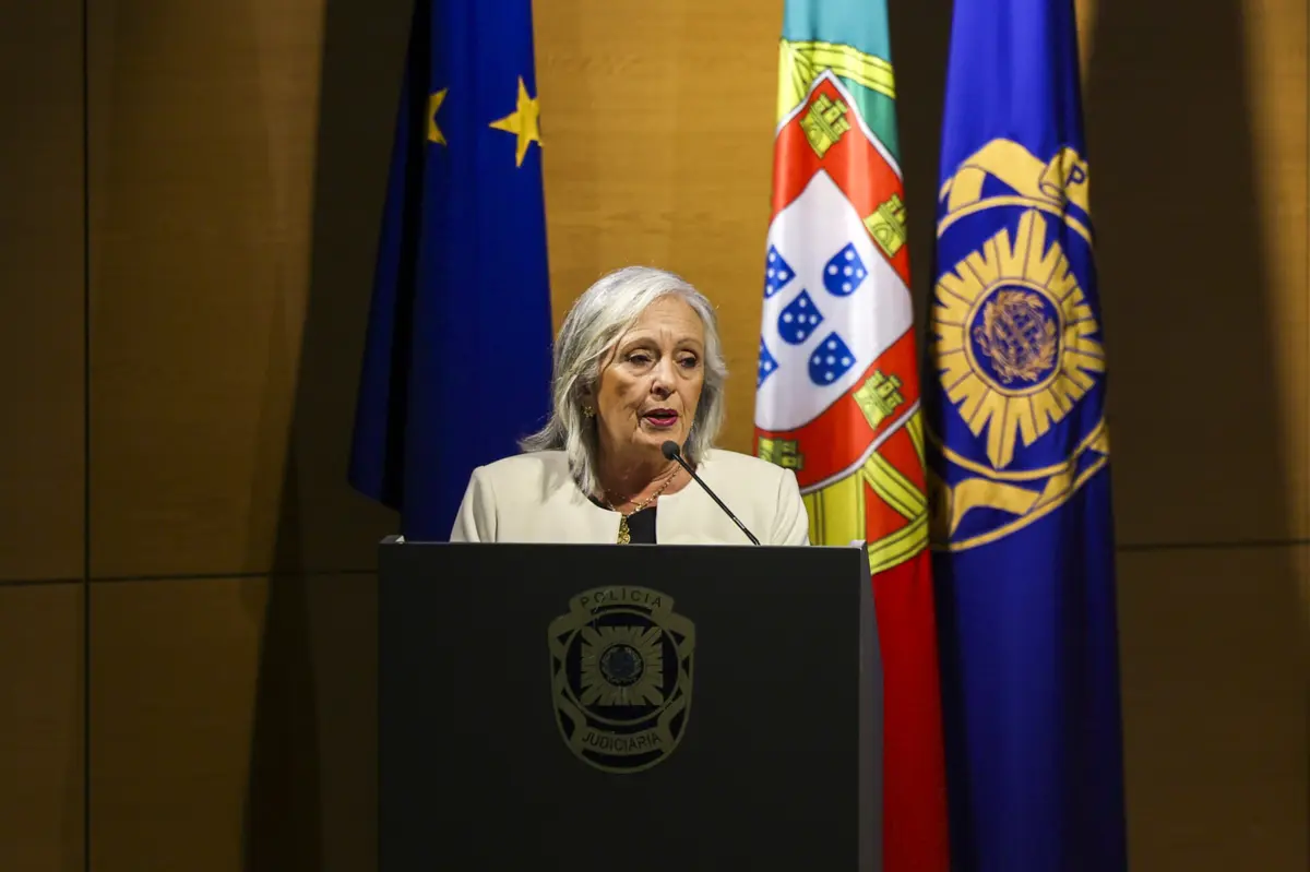 Lucília Gago foi ontem à PJ e, questionada por jornalistas, defendeu que tinha a obrigação de informar que António Costa era investigado