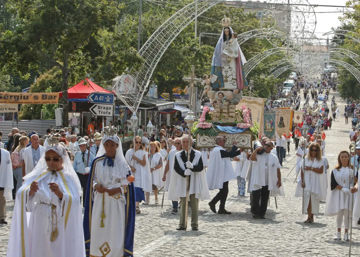 Procissão sai à rua na tarde de dia 14 de julho
