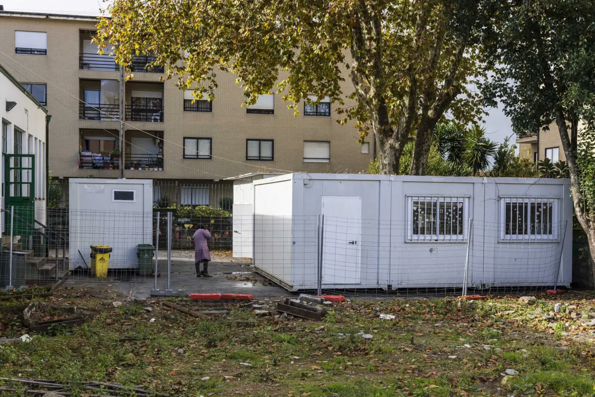 Espaço exíguo entre contentores onde as crianças podem brincar