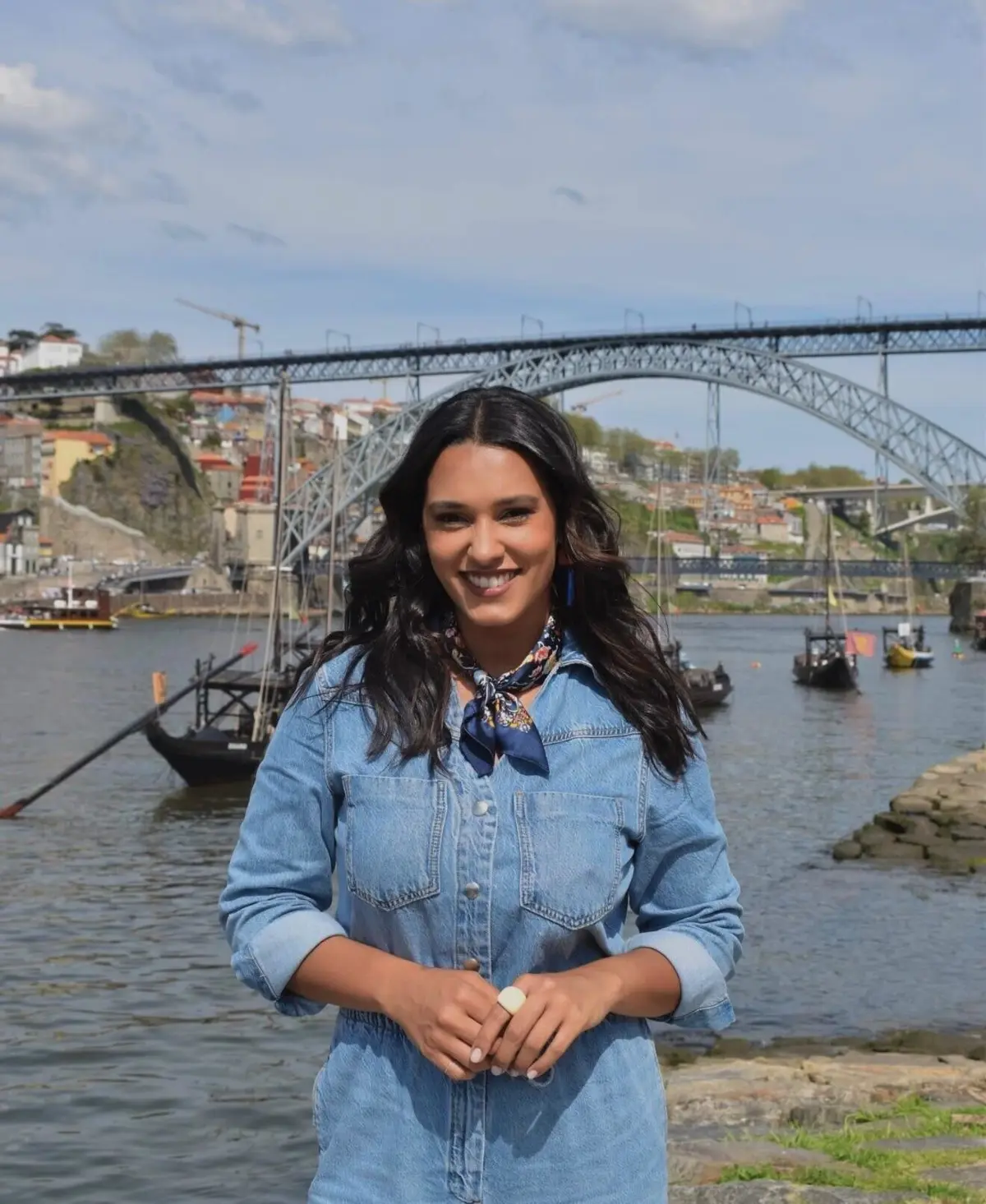 A apresentadora Lara Lopes conduz a viagem pelas artes, saberes e histórias que unem passado e futuro em "Tradição Z"