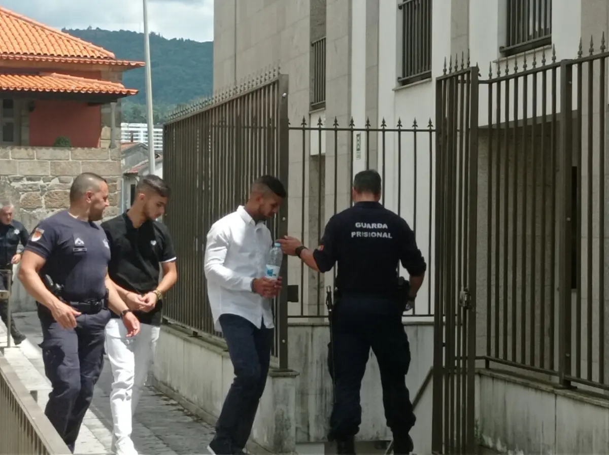 Os dois arguidos vão continuar em prisão preventiva