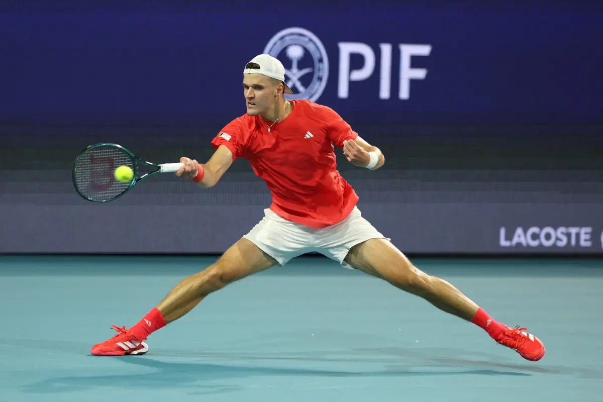 Jakub Mensik fez história frente a Novak Djokovic