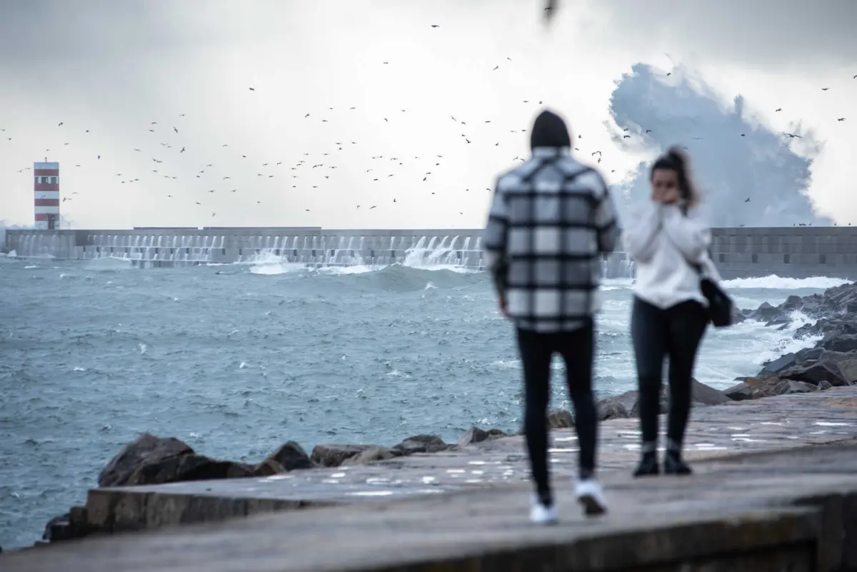 Previsão de ondas com cinco a seis metros de altura significativa, que podem atingir 11 metros de altura máxima