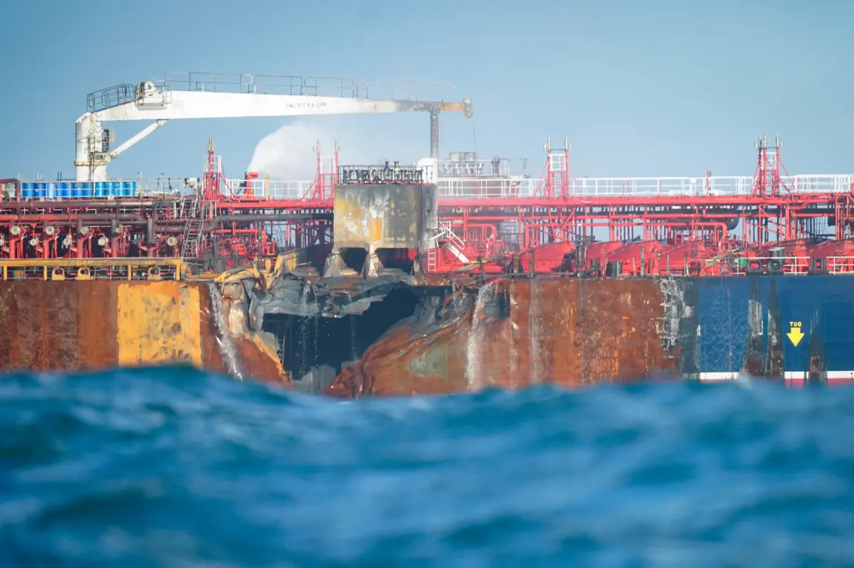 Petroleiro MV Stena Immaculate ficou destruído na colisão, que causou a morte a um cidadão filipino