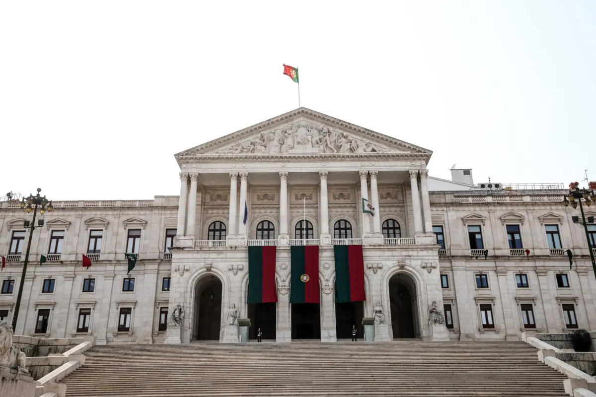 Imagem de contexto do artigo Esquerda e Direita em colisão na revisão da lei de estrangeiros