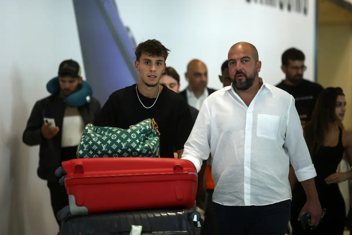 Vagiannidis na chegada a Lisboa