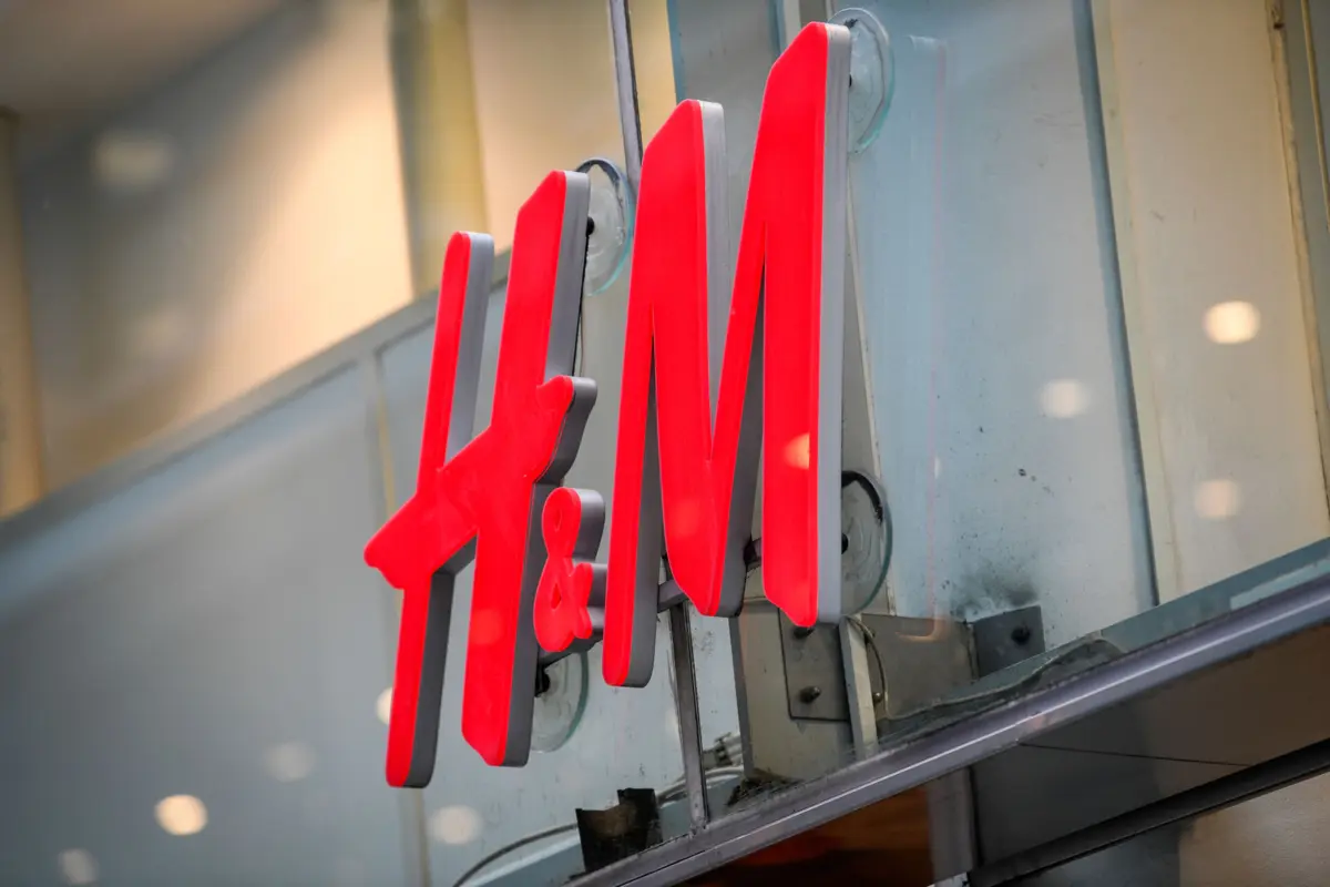 Uma saia doada à H&M viajou 24.800 quilómetros, de Londres até um terreno baldio no Mali