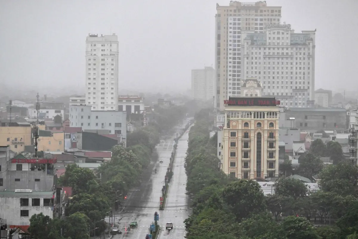 De manhã, as ruas da cidade de Vinh estavam praticamente desertas